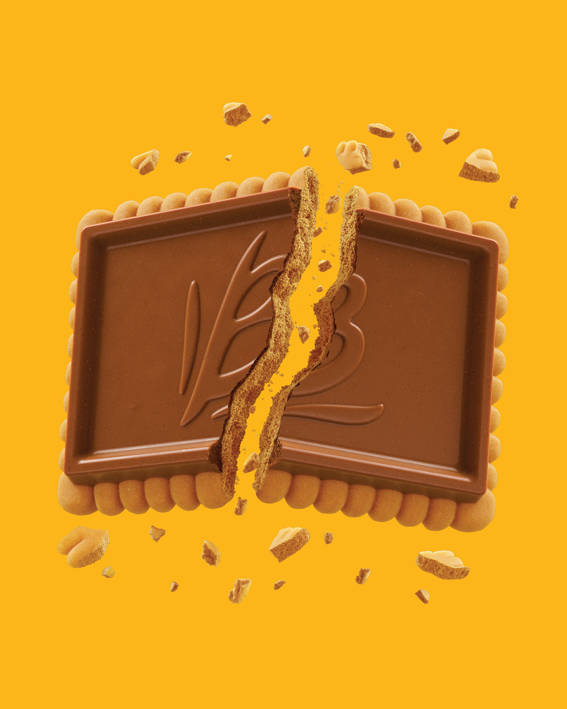 Biscoito Bauducco Choco Biscuit ao Leite partido ao meio com migalhas — CGI 3D